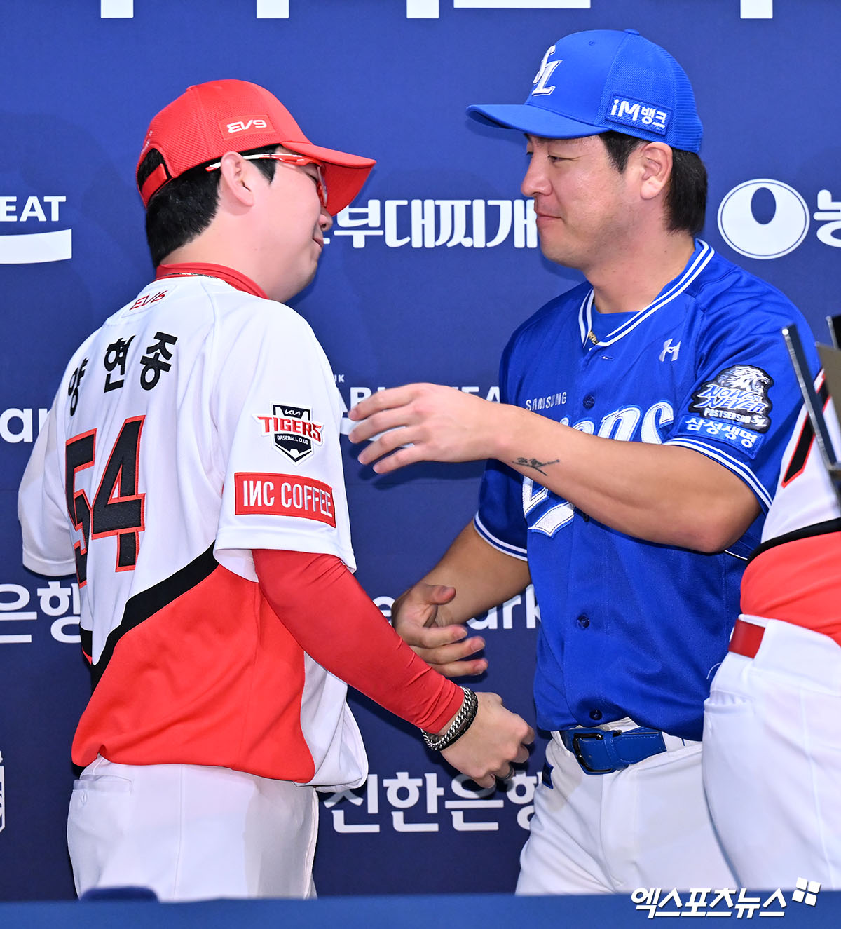 20일 오후 광주 라마다플라자 바이 윈덤 충장 호텔 라벤더홀에서 열린 '2024 신한 SOL Bank KBO 한국시리즈' 미디어데이, KIA 양현종과 삼성 강민호가 포옹을 하고 있다. 광주, 김한준 기자