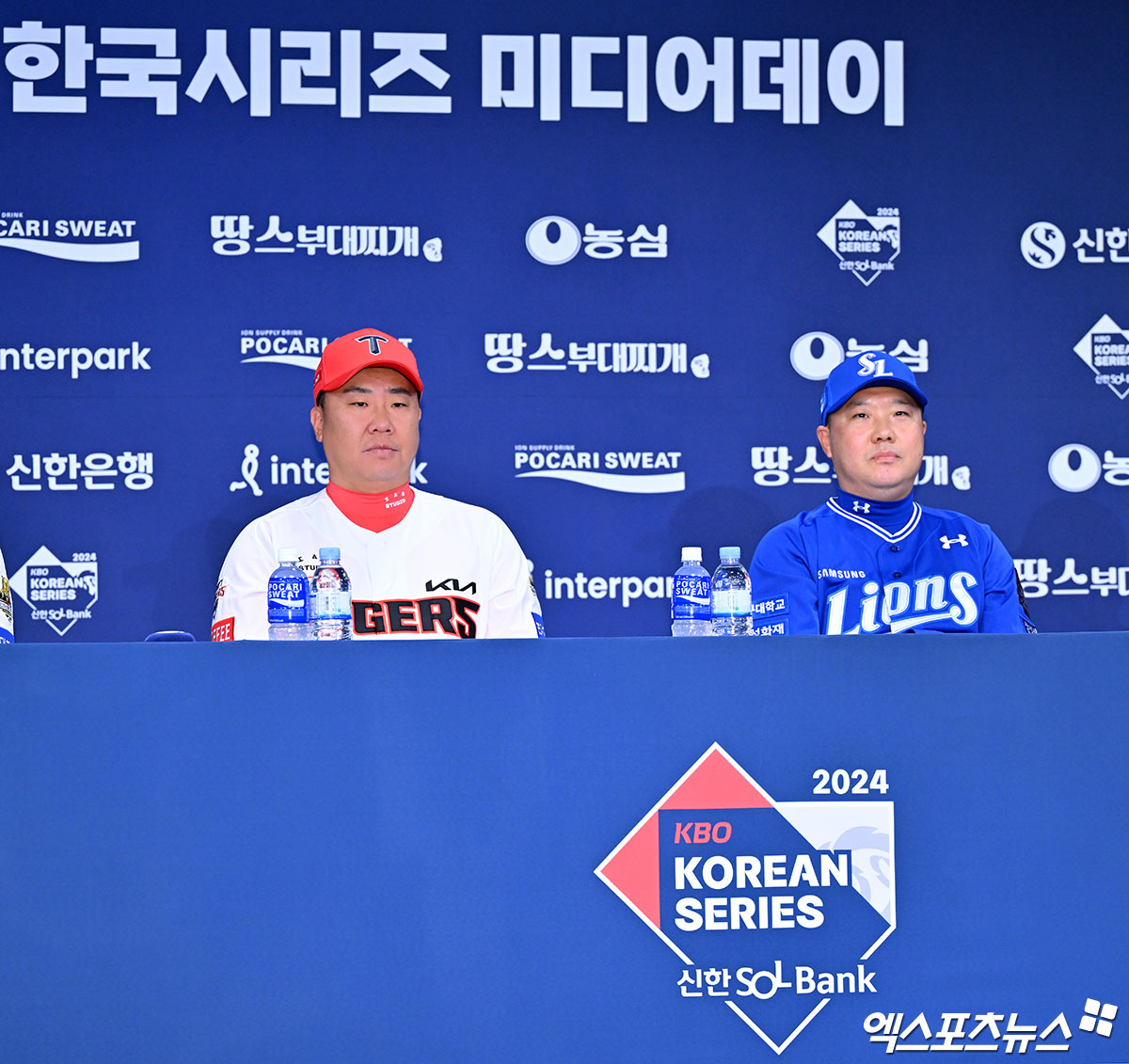 20일 오후 광주 라마다플라자 바이 윈덤 충장 호텔 라벤더홀에서 열린 '2024 신한 SOL Bank KBO 한국시리즈' 미디어데이, KIA 이범호 감독과 삼성 박진만 감독이 1차전 선발을 발표하고 있다. 광주, 김한준 기자