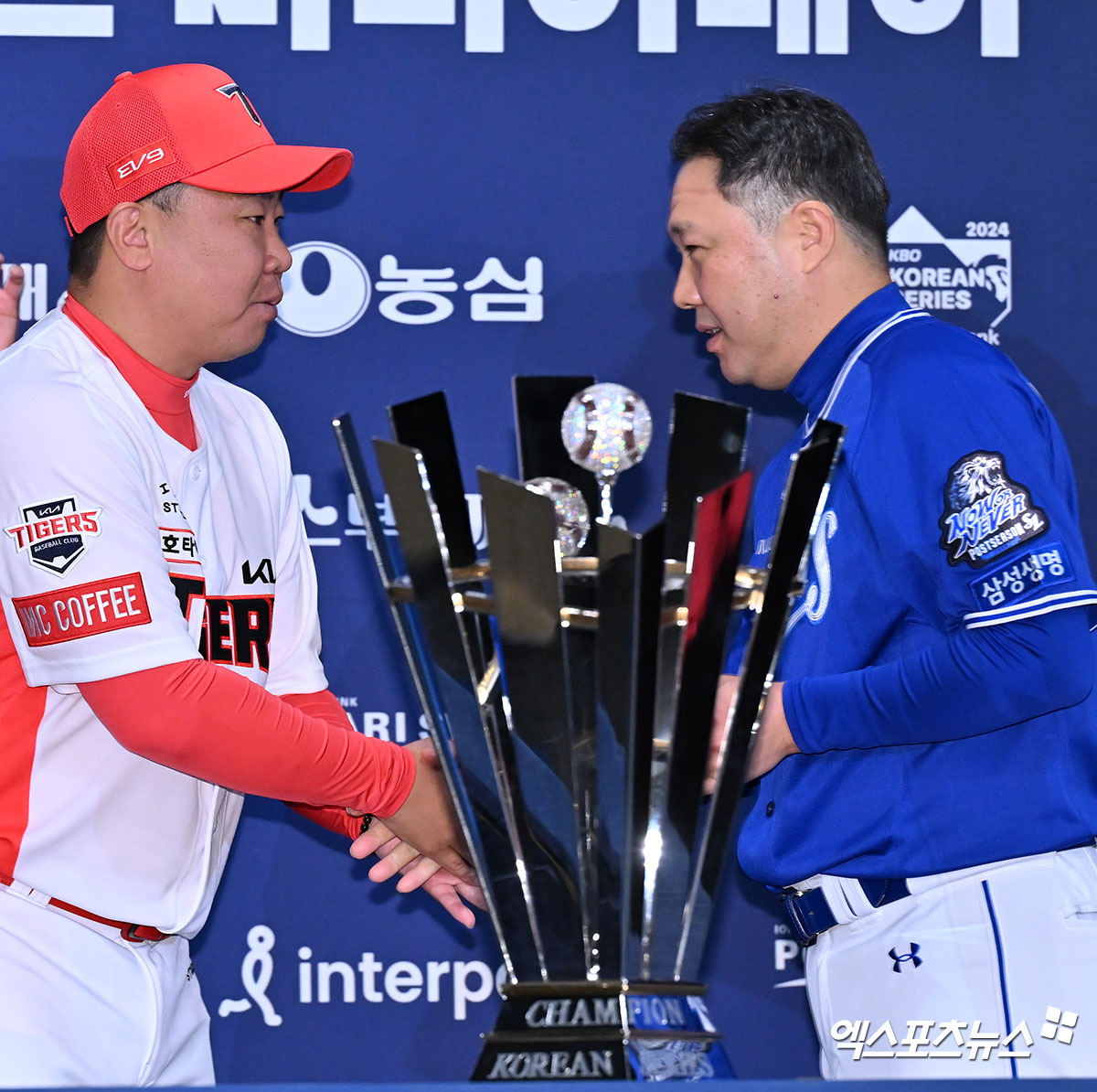 20일 오후 광주 라마다플라자 바이 윈덤 충장 호텔 라벤더홀에서 열린 '2024 신한 SOL Bank KBO 한국시리즈' 미디어데이, KIA 이범호 감독과 삼성 박진만 감독이 악수를 하고 있다. 광주, 김한준 기자