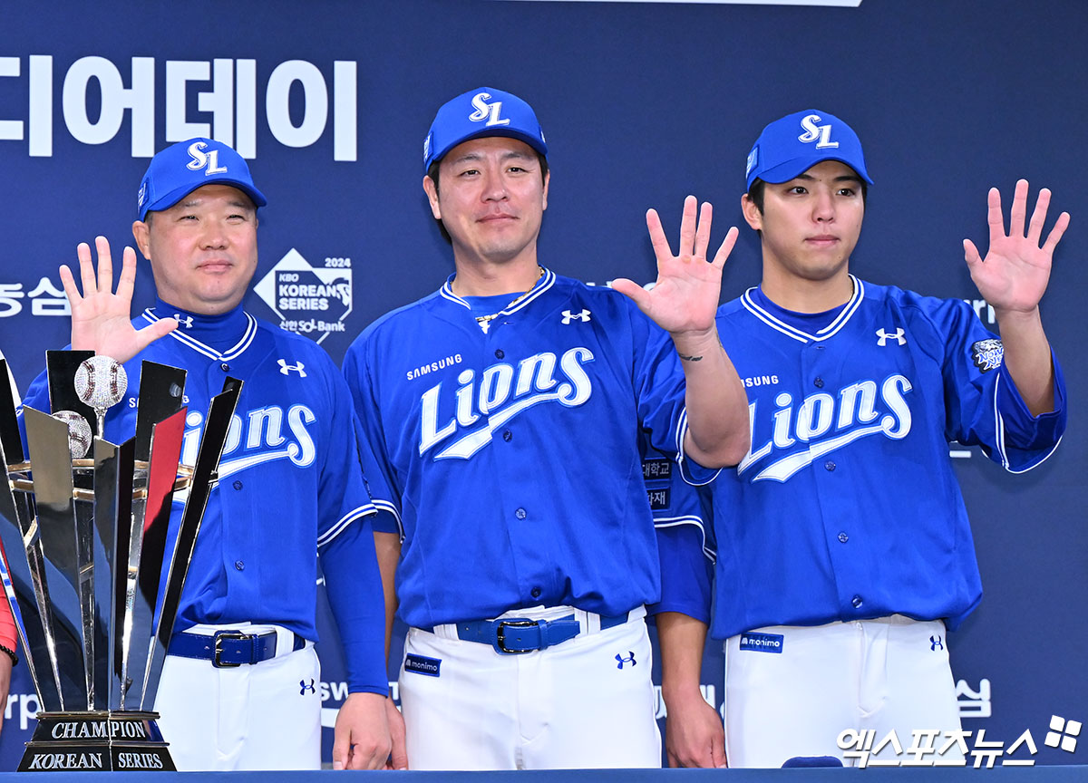 20일 오후 광주 라마다플라자 바이 윈덤 충장 호텔 라벤더홀에서 열린 '2024 신한 SOL Bank KBO 한국시리즈' 미디어데이, 삼성 박진만 감독 강민호 김영웅이 포즈를 취하고 있다. 광주, 김한준 기자