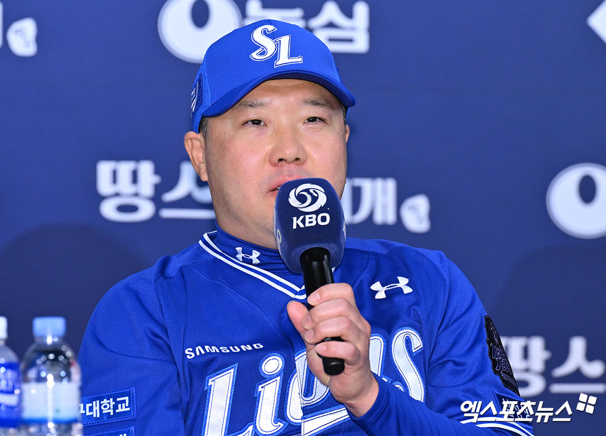 박진만 삼성 감독은 20일 광주 라마다 호텔에서 열린 '2024 신한 SOL Bank KBO 포스트시즌' 한국시리즈(7전 4승제) 미디어데이에 참석했다. 그는 선수 생활했던 2006년 한국시리즈에서 이범호 KIA 감독을 이기며 한국시리즈 트로피를 들었던 그 기억을 이어가려 했다. 광주, 김한준 기자