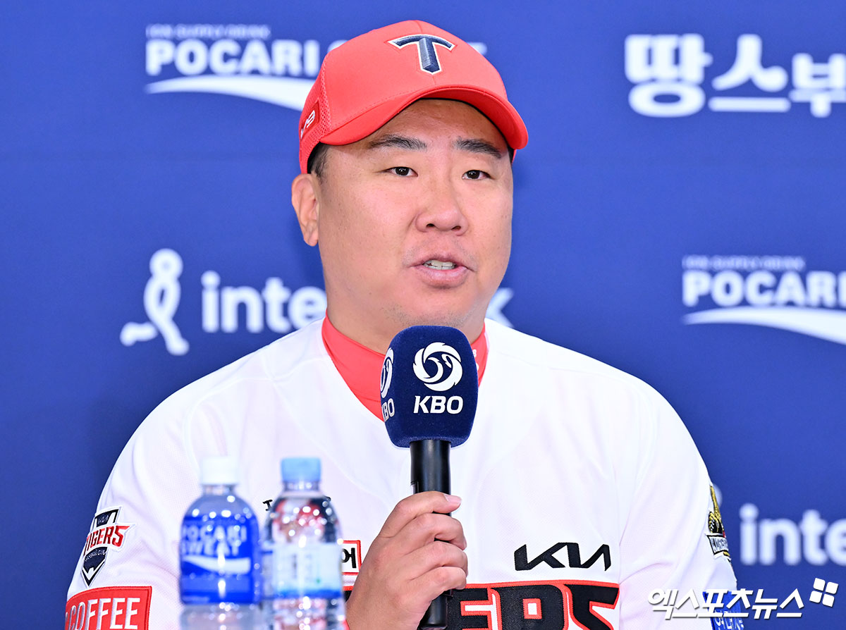 이범호 KIA 감독은 20일 광주 라마다 호텔에서 열린 '2024 신한 SOL Bank KBO 포스트시즌' 한국시리즈(7전 4승제) 미디어데이에 참석했다. 그는 선수 생활했던 2006년 한국시리즈에서 박진만 삼성 감독에게 패했던 기억을 되갚아주리라 다짐했다. 광주, 김한준 기자