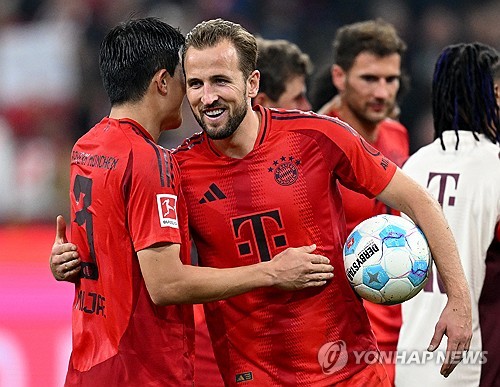 이번 시즌 김민재와 함께 바이에른 뮌헨의 수비를 책임지고 있는 다요 우파메카노가 두 사람의 이야기를 털어놓았다. 우파메카노는 자신과 김민재가 많은 비판을 받았지만, 선수가 비판을 받는 건 축구의 일부분이라며 지금은 자신감이 생겼다고 말했다. 또 우파메카노는 김민재와 좋은 호흡을 보이는 점에 만족감을 표했다. 사진 연합뉴스