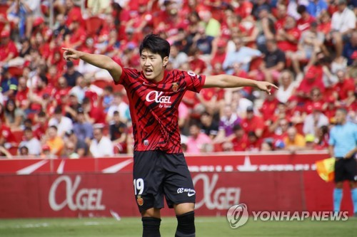 '특급 유망주' 김민수가 18세의 나이에 스페인 라리가에서 데뷔한 8번째 한국인 선수가 됐다. 김민수는 1호 라리가 코리안리거였던 이천수(레알 소시에다드) 이후 이호진(라싱 산탄데르), 박주영(셀타 비고), 김영규(알메리아), 이강인(발렌시아), 백승호(지로나), 기성용(마요르카)에 이어 한국 선수로는 8번째로 라리가 무대를 밟았다. 김민수가 이강인의 뒤를 따를지 주목되고 있다. 사진 연합뉴스