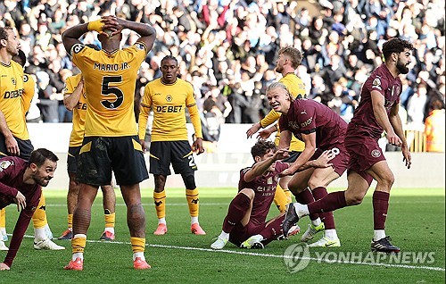 연패의 늪에 빠진 울버햄튼이 좀처럼 빠져나오지 못하고 있다. 이번에는 맨체스터 시티를 상대로 이른 시간 선제골을 넣고도 전반전 중반 동점골을 허용한 데 이어 경기 종료 직전 역전 결승골을 내주면서 무너졌다. 이번 패배로 울버햄튼은 6연패에 빠졌다. 사진 연합뉴스