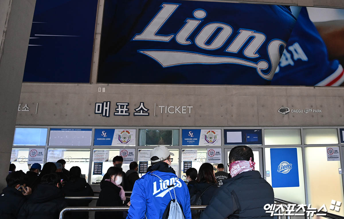 올해 한국시리즈 3~4차전이 열리는 대구 삼성라이온즈파크(라팍) 만원 관중 전경이다. 올해 KBO리그 포스트시즌은 한국시리즈가 아직 열리지 않은 가운데 입장수익이 105억원을 돌파, 역대 최다 입장수입 기록을 일찌감치 경신했다. 앞서 플레이오프 1~2차전 매진을 기록했던 '라팍'에선 한국시리즈  홈경기도 전 경기 매진이 예상된다. 엑스포츠뉴스DB