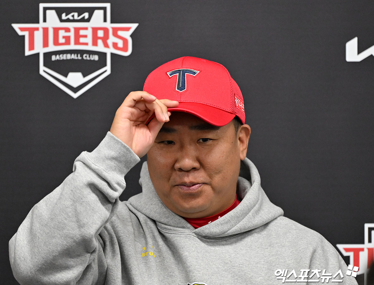 21일 오후 광주기아챔피언스필드에서 열리는 '2024 신한 SOL Bank KBO 한국시리즈' 삼성 라이온즈와 KIA 타이거즈의 1차전 경기를 앞두고 KIA 이범호 감독이 브리핑을 갖고 있다. 이범호 감독은 이우성 대신 서건창을 1루수에 배치하는 승부수를 띄웠다. 서건창은 이날 1차전에서 9번 타자를 맡게 된다. 광주, 김한준 기자