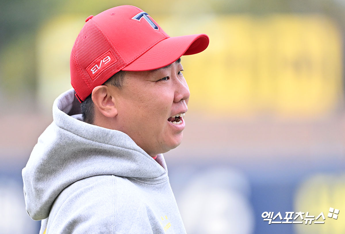 21일 오후 광주기아챔피언스필드에서 열리는 '2024 신한 SOL Bank KBO 한국시리즈' 삼성 라이온즈와 KIA 타이거즈의 1차전 경기, KIA 이범호 감독이 선수들의 훈련을 지켜보고 있다. 이범호 감독은 이우성 대신 서건창을 1루수에 배치하는 승부수를 띄웠다. 서건창은 이날 1차전에서 9번 타자를 맡게 된다. 광주, 김한준 기자