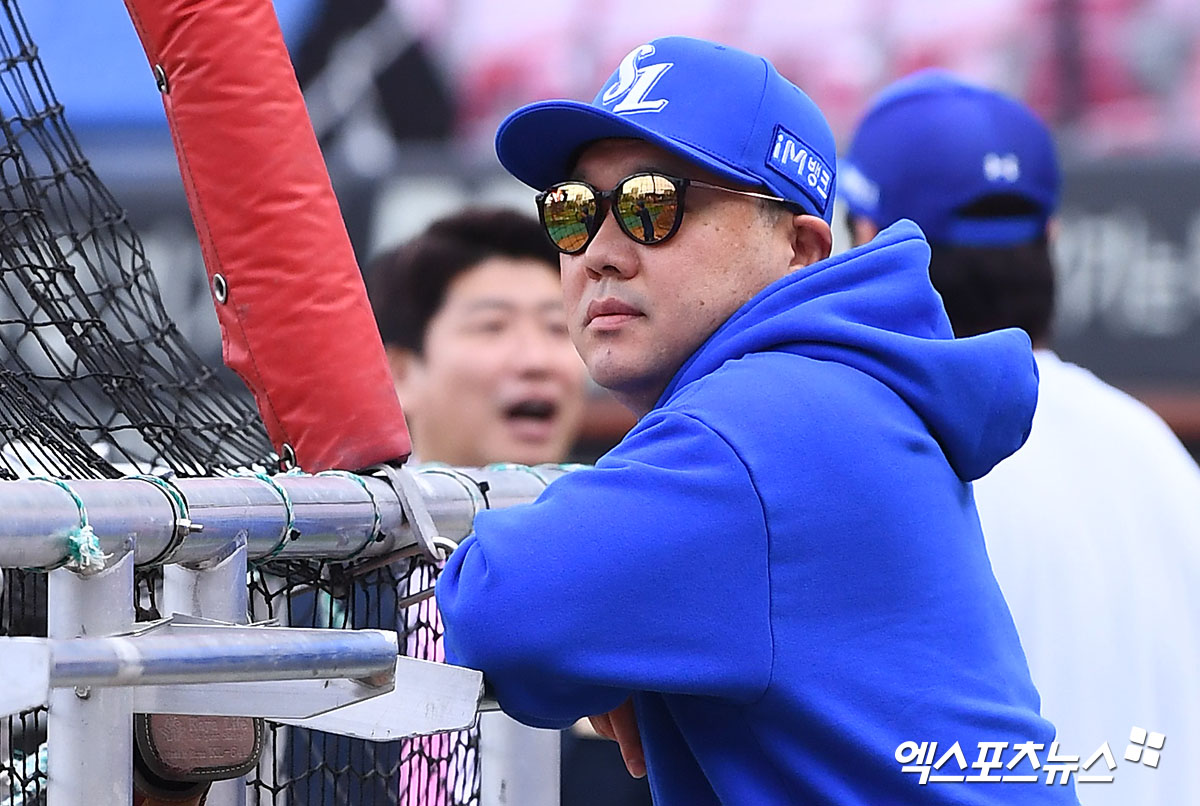 21일 오후 광주기아챔피언스필드에서 열리는 '2024 신한 SOL Bank KBO 한국시리즈' 삼성 라이온즈와 KIA 타이거즈의 1차전 경기, 삼성 박진만 감독이 선수들의 훈련을 지켜보고 있다. 광주, 김한준 기자