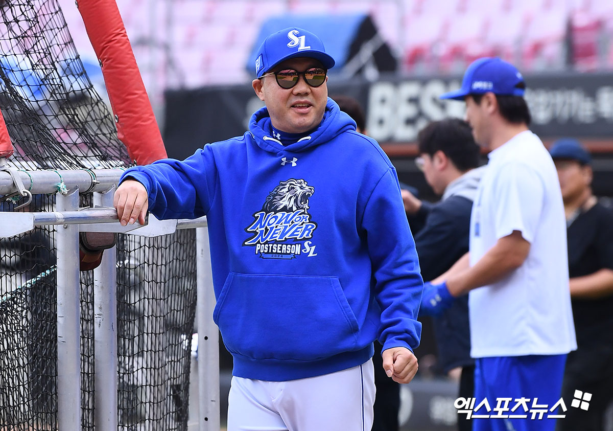 21일 오후 광주기아챔피언스필드에서 열리는 '2024 신한 SOL Bank KBO 한국시리즈' 삼성 라이온즈와 KIA 타이거즈의 1차전 경기, 삼성 박진만 감독이 선수들의 훈련을 지켜보고 있다. 광주, 김한준 기자