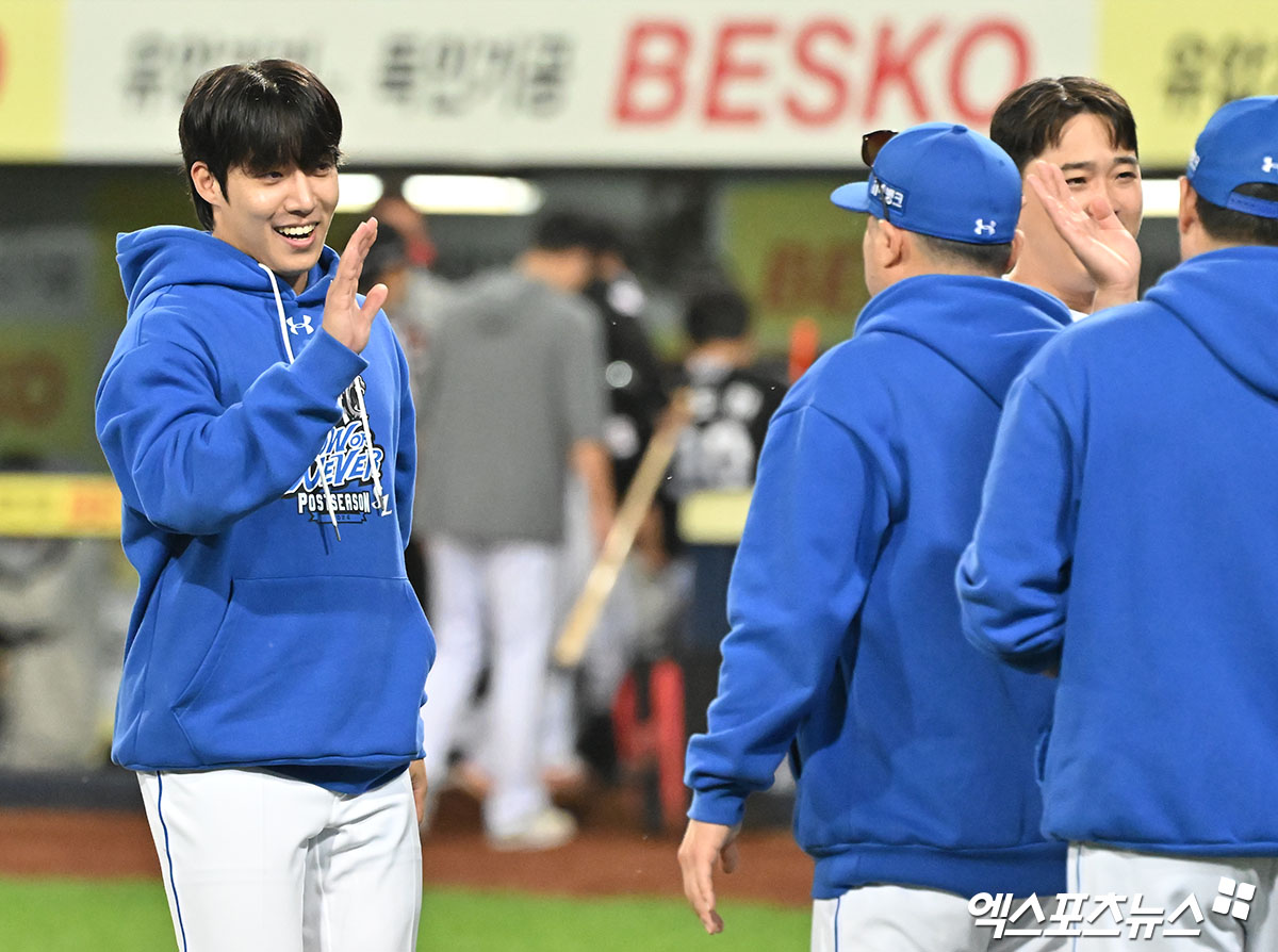 15일 오후 대구삼성라이온즈파크에서 열린 '2024 신한 SOL Bank KBO 포스트시즌' LG 트윈스와 삼성 라이온즈의 플레이오프 2차전 경기, 삼성이 선발 원태인의 호투와 5방의 홈런을 터뜨리며 LG에 10:5 승리를 거두며 한국시리즈행을 눈앞에 뒀다. 이날 경기에서 승리한 삼성 원태인이 박진만 감독과 함께 기뻐하고 있다. 엑스포츠뉴스 DB