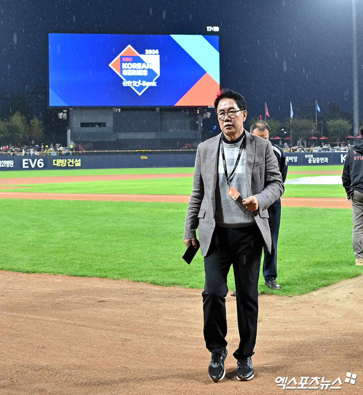 21일 오후 광주기아챔피언스필드에서 열린 '2024 신한 SOL Bank KBO 한국시리즈' 삼성 라이온즈와 KIA 타이거즈의 1차전 경기, 경기 전 갑작스럽게 내리는 비로 인해 김시진 경기감독관이 그라운드 상태를 점검하고 있다. 광주, 김한준 기자