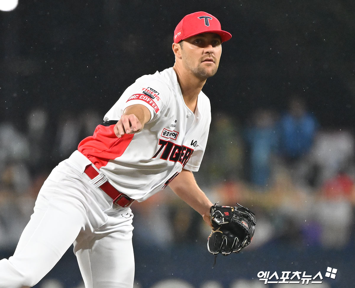 21일 오후 광주기아챔피언스필드에서 열린 '2024 신한 SOL Bank KBO 한국시리즈' 삼성 라이온즈와 KIA 타이거즈의 1차전 경기, 1회초 KIA 선발투수 네일이 공을 힘차게 던지고 있다. 광주, 김한준 기자