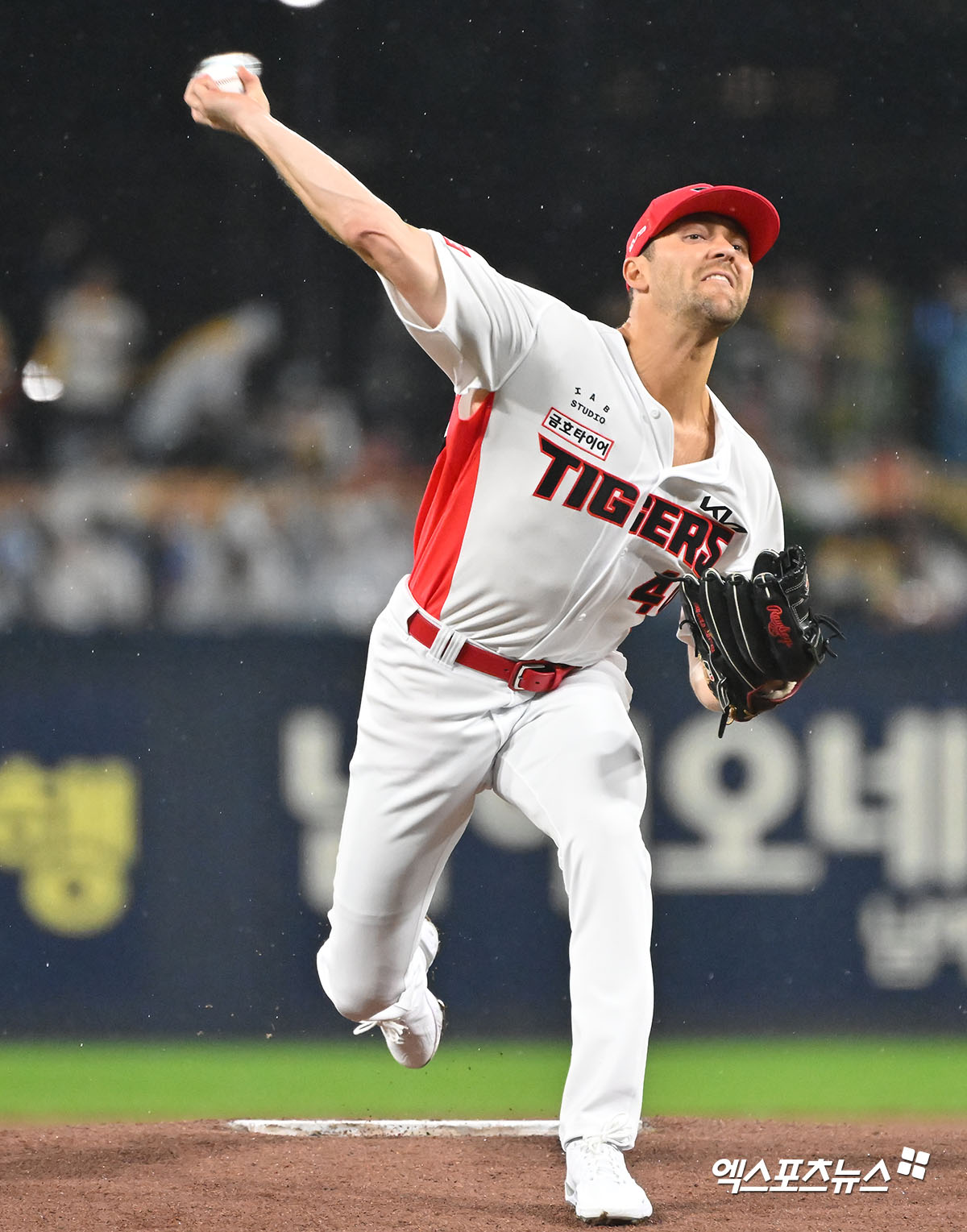 21일 오후 광주기아챔피언스필드에서 열린 '2024 신한 SOL Bank KBO 한국시리즈' 삼성 라이온즈와 KIA 타이거즈의 1차전 경기, 1회초 KIA 선바루수 네일이 공을 힘차게 던지고 있다. 광주, 김한준 기자