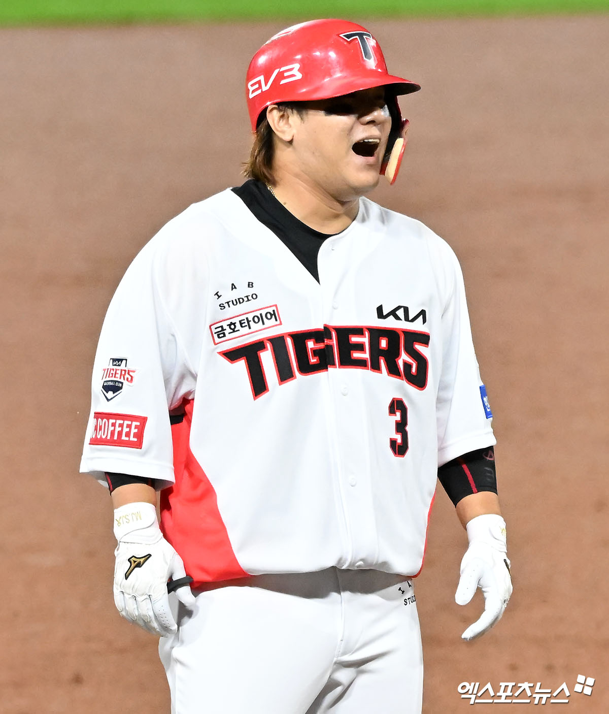 21일 오후 광주기아챔피언스필드에서 열린 '2024 신한 SOL Bank KBO 한국시리즈' 삼성 라이온즈와 KIA 타이거즈의 1차전 경기, 2회말 2사 KIA 김선빈이 3루타를 날리고 있다. 광주, 김한준 기자