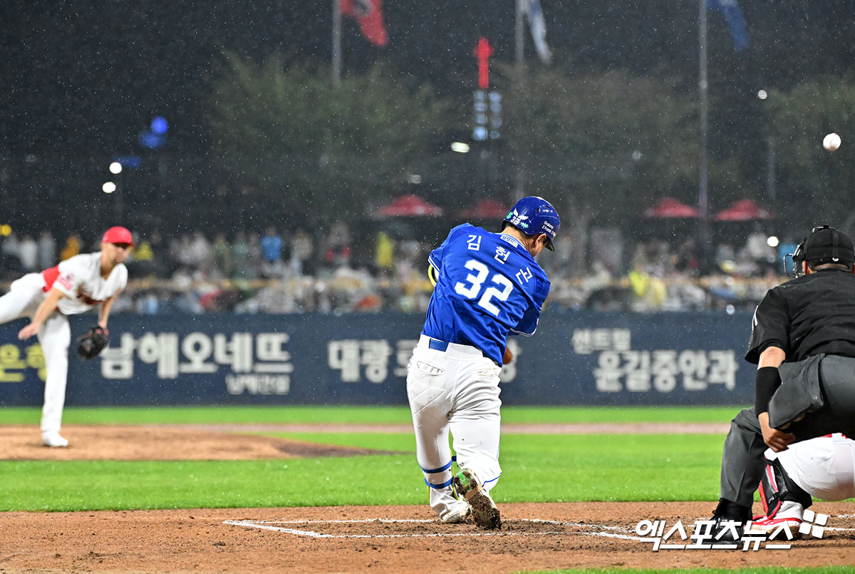 21일 오후 광주기아챔피언스필드에서 열린 '2024 신한 SOL Bank KBO 한국시리즈' 삼성 라이온즈와 KIA 타이거즈의 1차전 경기, 6회초 삼성 김헌곤이 솔로 홈런을 날리고 있다. 광주, 김한준 기자