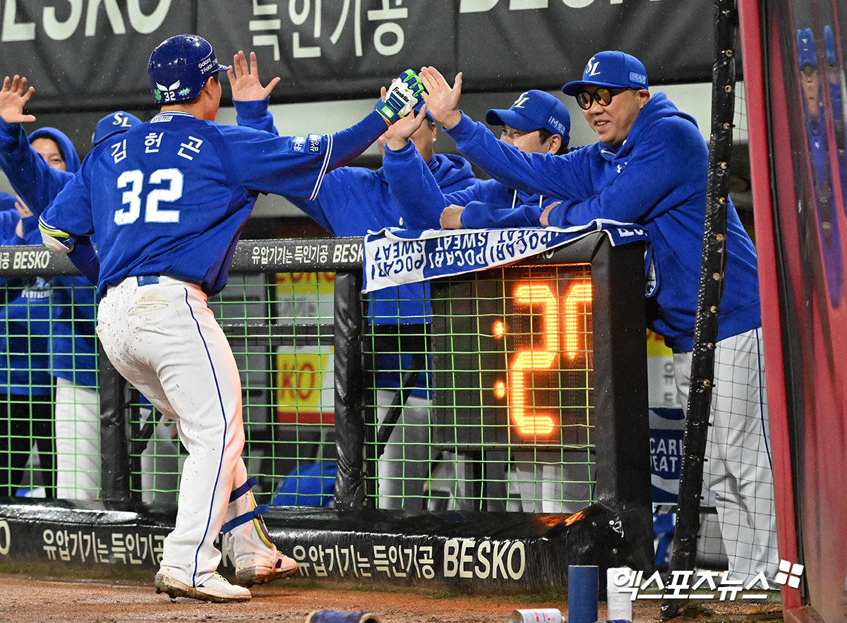 삼성 외야수 김헌곤은 21일 광주 기아챔피언스필드에서 열린 '2024 신한 SOL Bank KBO 포스트시즌' KIA와 한국시리즈(7전 4승제) 1차전에서 2번타자 좌익수로 선발 출전했다. 6회초 팀에 선취점을 안겨주는 솔로포를 터트려 눈길을 끌었다. 광주, 김한준 기자