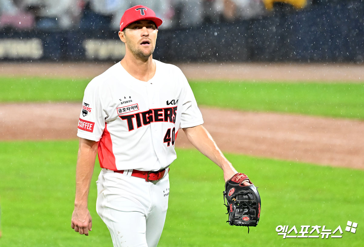 21일 오후 광주기아챔피언스필드에서 열린 '2024 신한 SOL Bank KBO 한국시리즈' 삼성 라이온즈와 KIA 타이거즈의 1차전 경기, 6회초 무사 1루 KIA 선발투수 네일이 마운드에서 내려오고 있다. 광주, 김한준 기자