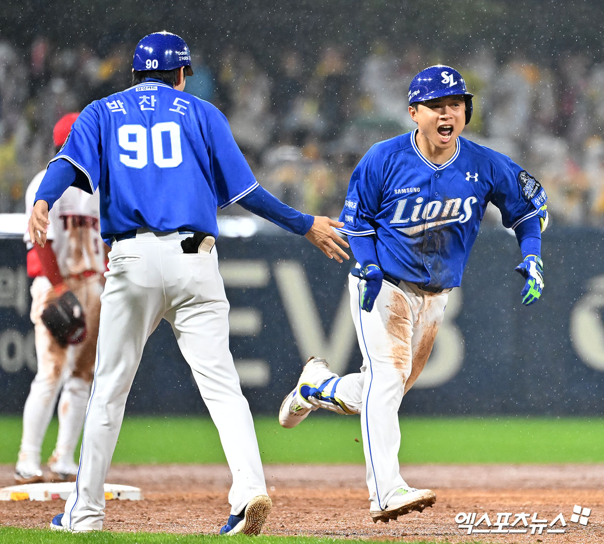 21일 오후 광주기아챔피언스필드에서 열린 '2024 신한 SOL Bank KBO 한국시리즈' 삼성 라이온즈와 KIA 타이거즈의 1차전 경기, 6회초 삼성 김헌곤이 솔로 홈런을 날린 후 기뻐하고 있다. 광주, 김한준 기자