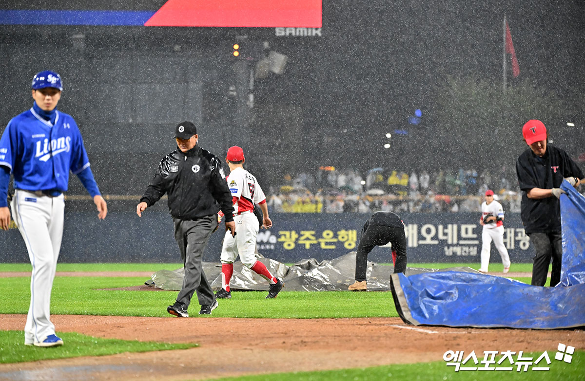 21일 광주-기아 챔피언스필드에서 열린 삼성과 KIA의 한국시리즈 1차전이 6회 초 우천 중단 뒤 서스펜디드 경기 성립으로 이어졌다. 광주, 김한준 기자