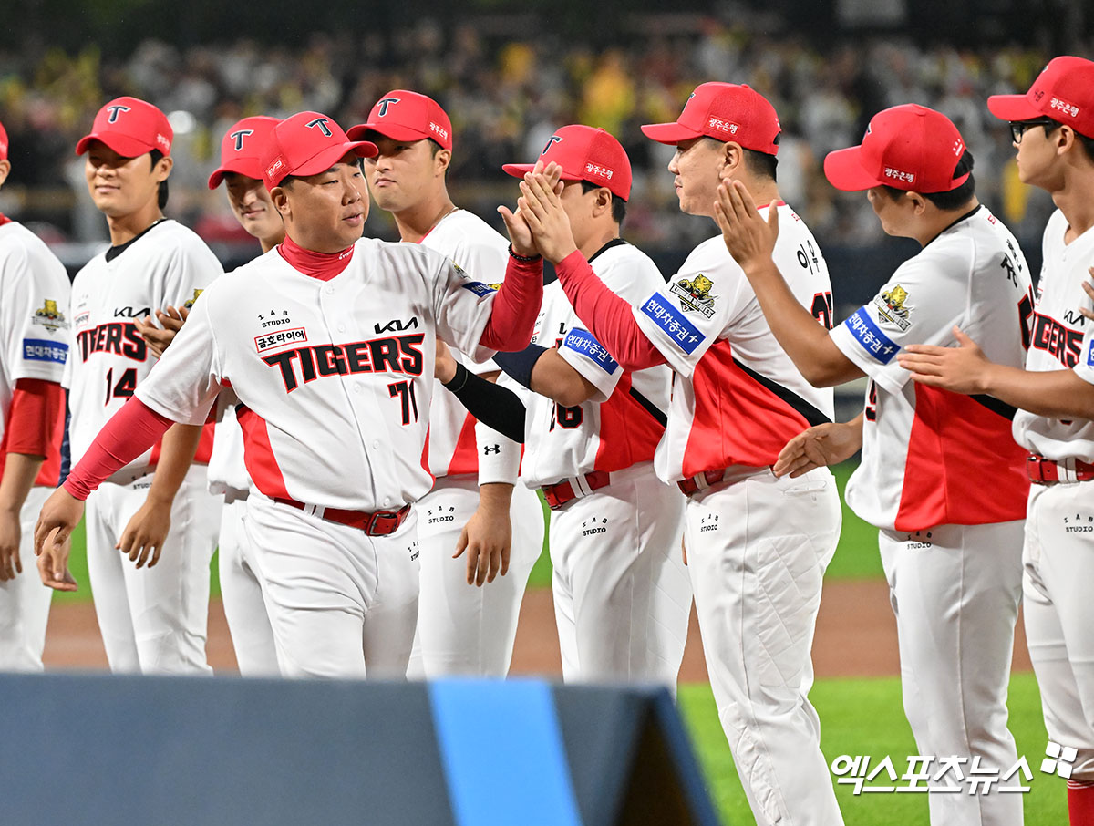 21일 오후 광주기아챔피언스필드에서 열린 '2024 신한 SOL Bank KBO 한국시리즈' 삼성 라이온즈와 KIA 타이거즈의 1차전 경기, 경기 전 KIA 이범호 감독이 입장하고 있다. 광주, 김한준 기자