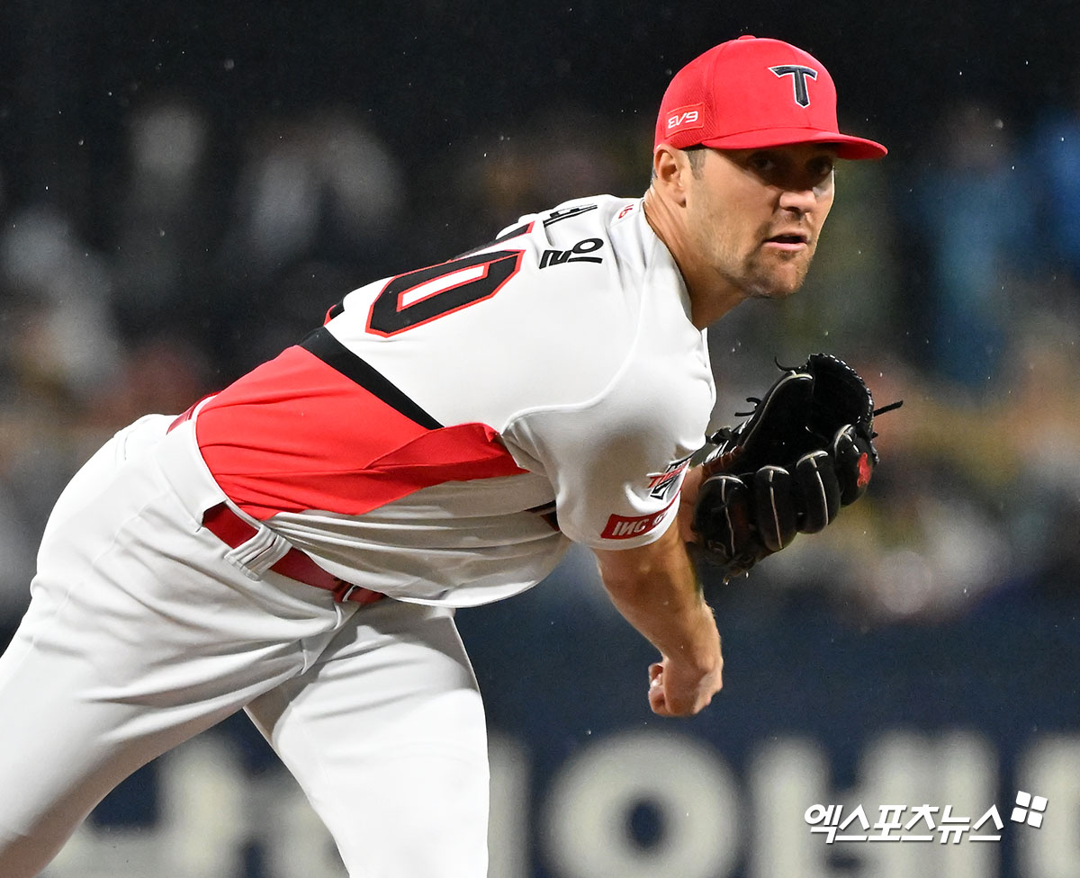 21일 오후 광주기아챔피언스필드에서 열린 '2024 신한 SOL Bank KBO 한국시리즈' 삼성 라이온즈와 KIA 타이거즈의 1차전 경기, 1회초 KIA 선발투수 네일이 공을 힘차게 던지고 있다. 광주, 김한준 기자