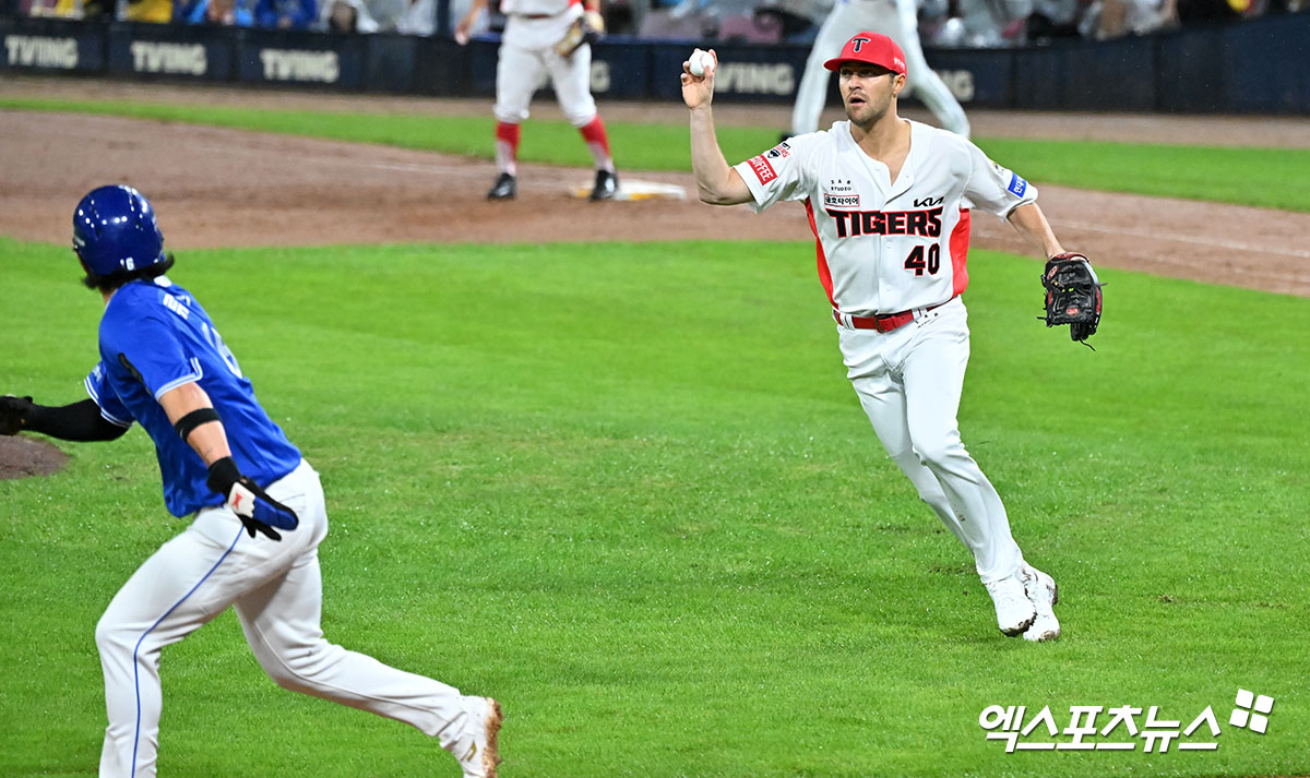 21일 오후 광주기아챔피언스필드에서 열린 '2024 신한 SOL Bank KBO 한국시리즈' 삼성 라이온즈와 KIA 타이거즈의 1차전 경기, 3회초 1사 3루 KIA 네일이 삼성 김헌곤의 타구를 잡아 3루 주자를 쫓아가고 있다. 광주, 김한준 기자