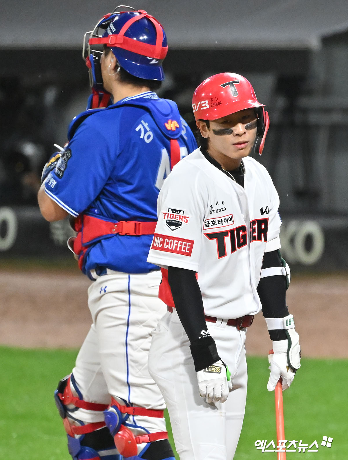 21일 오후 광주기아챔피언스필드에서 열린 '2024 신한 SOL Bank KBO 한국시리즈' 삼성 라이온즈와 KIA 타이거즈의 1차전 경기, 3회말 1사 2루 KIA 박찬호가 헛스윙 삼진을 당한 후 아쉬워하고 있다. 광주, 김한준 기자