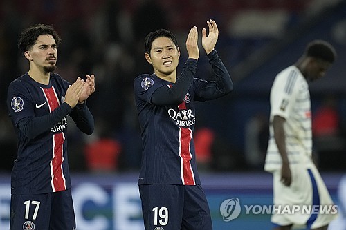 이강인이 21일(한국시간) 프랑스 파리에 있는 PSG 캠퍼스에서 진행된 PSV 에인트호번(네덜란드)과의 2024-2025시즌 유럽축구연맹(UEFA) 챔피언스리그 리그 페이즈 3차전 경기 전 기자회견에 참석했다. 그는 PSG 이적 이후 처음으로 챔피언스리그 경기 전 기자회견에 등장했다. 연합뉴스