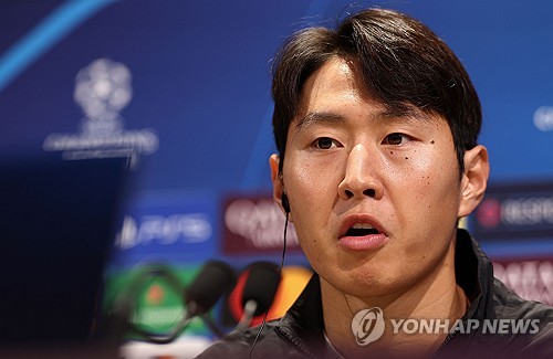 이강인이 21일(한국시간) 프랑스 파리에 있는 PSG 캠퍼스에서 진행된 PSV 에인트호번(네덜란드)과의 2024-2025시즌 유럽축구연맹(UEFA) 챔피언스리그 리그 페이즈 3차전 경기 전 기자회견에 참석했다. 그는 PSG 이적 이후 처음으로 챔피언스리그 경기 전 기자회견에 등장했다. 연합뉴스