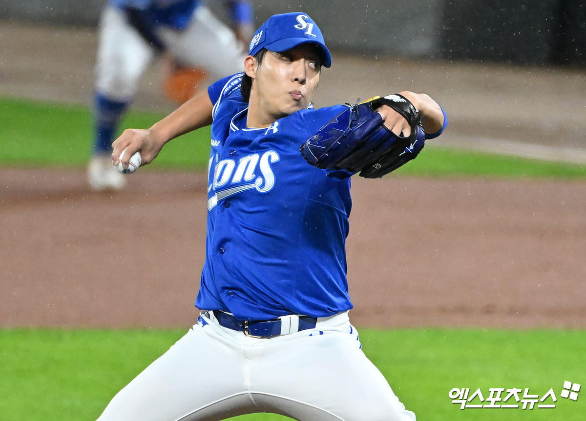 원태인은 21일 광주-기아 챔피언스 필드에서 열린 2024 신한 SOL BANK KBO 한국시리즈 1차전 KIA와 원정 경기 선발 마운드에 올라 5이닝 66구 2피안타 3탈삼진 2볼넷 무실점을 기록했다. 하지만, 원태인은 6회 초 포스트시즌 최초 서스펜디드 경기 선언으로 투구를 이어가지 못했다. 광주, 김한준 기자