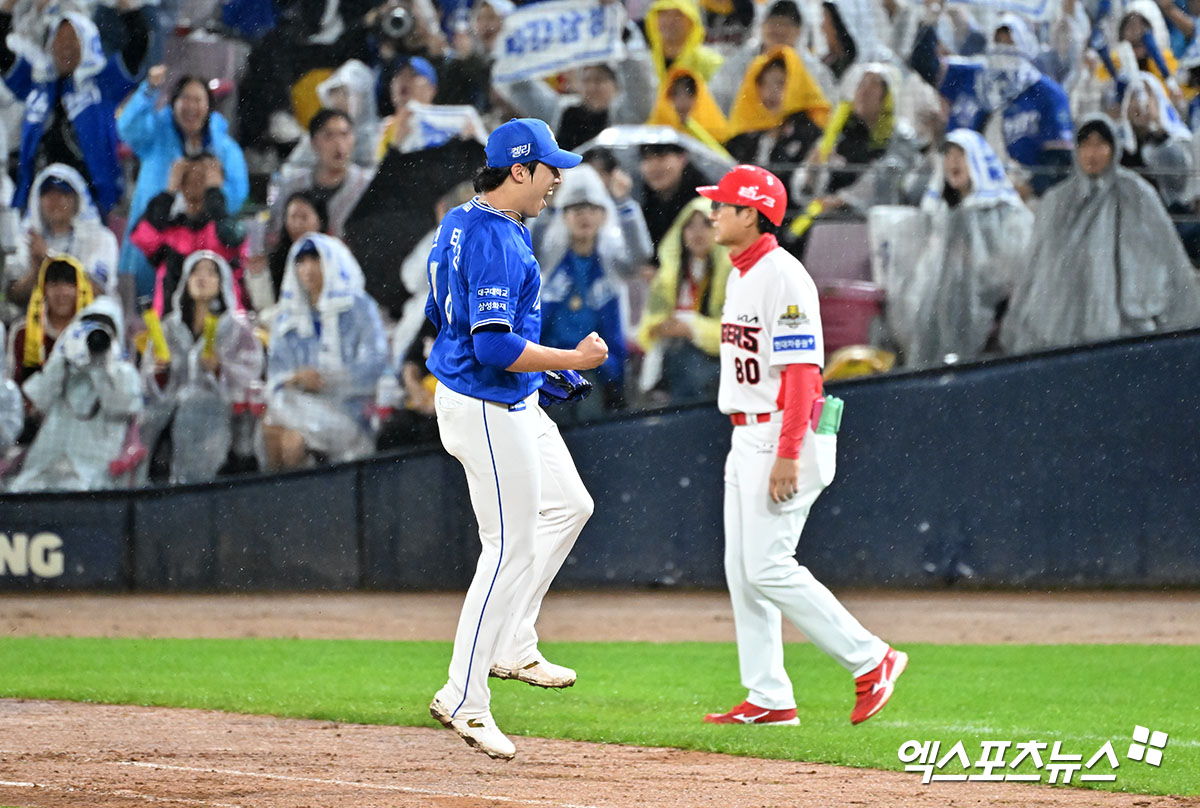 원태인은 21일 광주-기아 챔피언스 필드에서 열린 2024 신한 SOL BANK KBO 한국시리즈 1차전 KIA와 원정 경기 선발 마운드에 올라 5이닝 66구 2피안타 3탈삼진 2볼넷 무실점을 기록했다. 하지만, 원태인은 6회 초 포스트시즌 최초 서스펜디드 경기 선언으로 투구를 이어가지 못했다. 광주, 김한준 기자