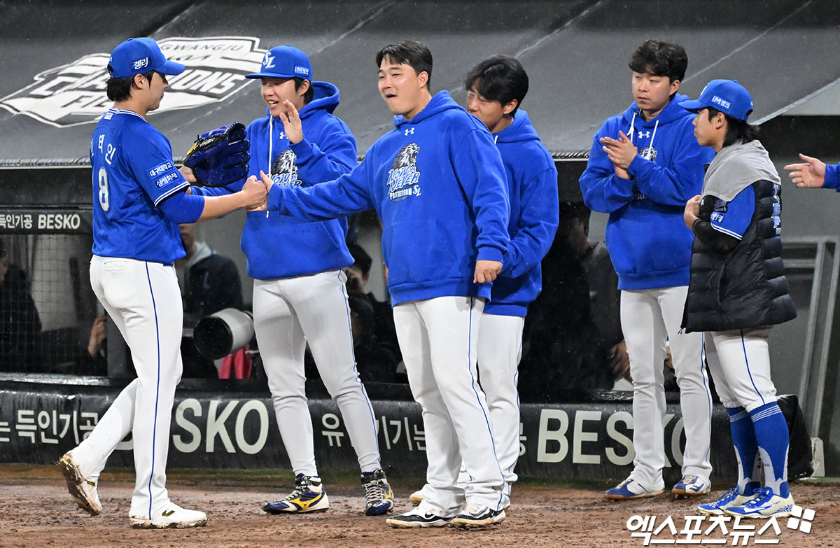 원태인은 21일 광주-기아 챔피언스 필드에서 열린 2024 신한 SOL BANK KBO 한국시리즈 1차전 KIA와 원정 경기 선발 마운드에 올라 5이닝 66구 2피안타 3탈삼진 2볼넷 무실점을 기록했다. 하지만, 원태인은 6회 초 포스트시즌 최초 서스펜디드 경기 선언으로 투구를 이어가지 못했다. 광주, 김한준 기자