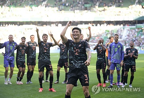 평소 김민재에게 지나친 혹평을 가하거나 공감하기 어려운 평가를 내리는 등 김민재를 유독 깎아내린 것으로 유명한 독일 매체 '빌트'가 이번에는 김민재의 이혼 소식을 조명했다. 그런데 '빌트'는 조심하게 다루는 게 마땅한 이혼 소식을 마치 신이 난 것처럼 느낌표를 써가면서 보도했다. 해당 매체가 평소 김민재를 어떻게 대했는지 안다면 눈살이 찌푸려지는 게 당연하다. 사진 연합뉴스