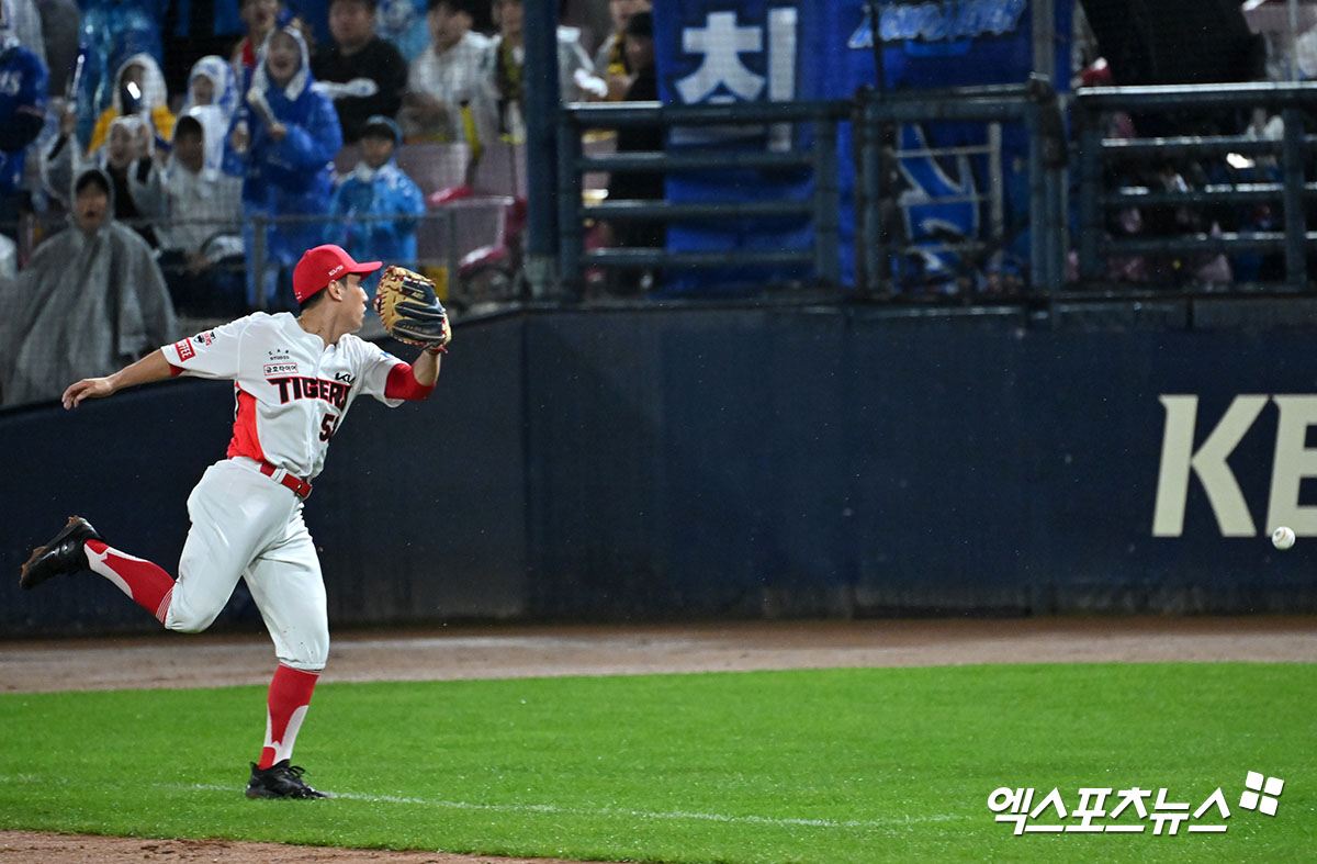 21일 오후 광주기아챔피언스필드에서 열린 '2024 신한 SOL Bank KBO 한국시리즈' 삼성 라이온즈와 KIA 타이거즈의 1차전 경기, 3회초 KIA 박찬호가 삼성 류지혁의 내야땅볼 때 송구실책을 범한 뒤 1루수 서건창이 뒤로 빠진 공을 보고 있다. 광주, 김한준 기자