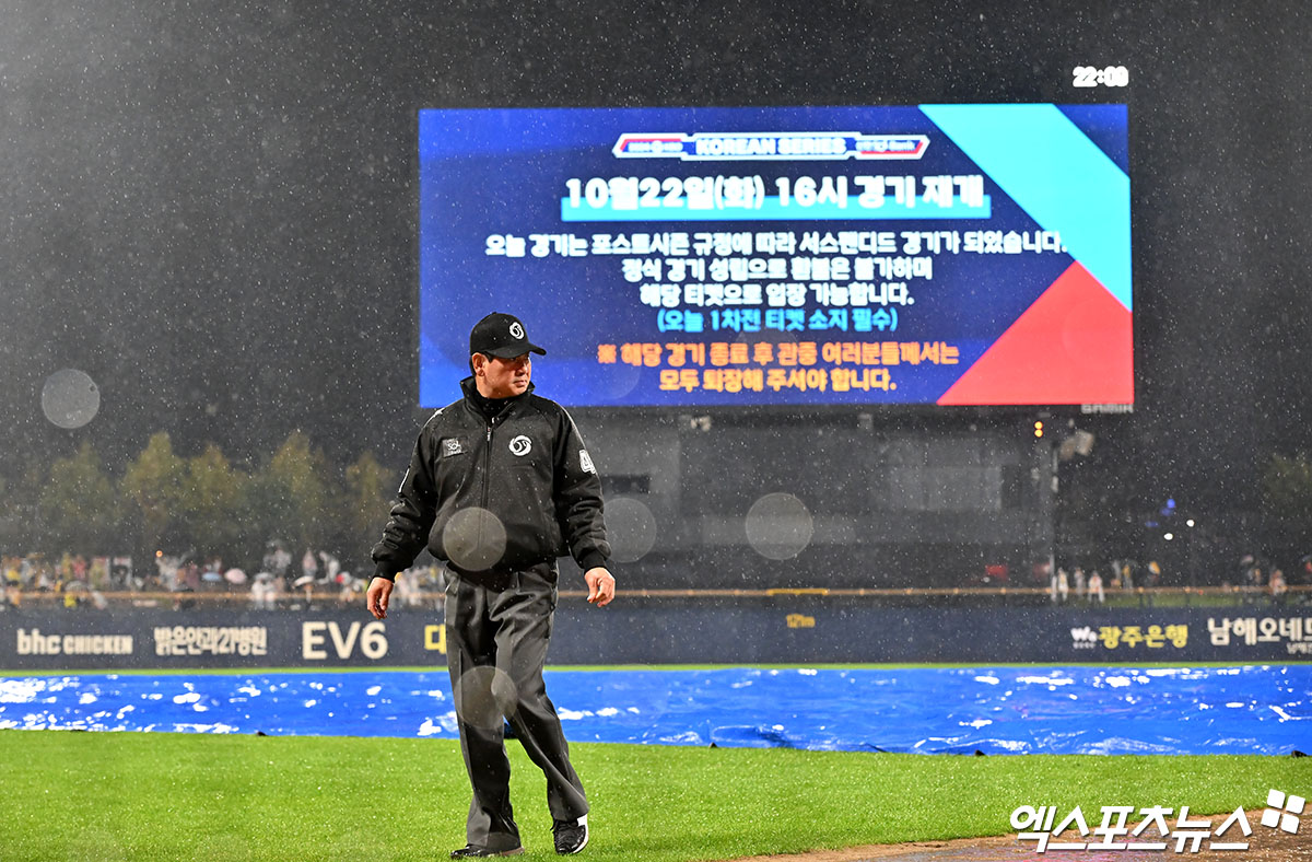 21일 오후 광주기아챔피언스필드에서 열린 '2024 신한 SOL Bank KBO 한국시리즈' 삼성 라이온즈와 KIA 타이거즈의 1차전 경기, 이날 경기는 서스팬디드로 선언됐다. 광주, 김한준 기자