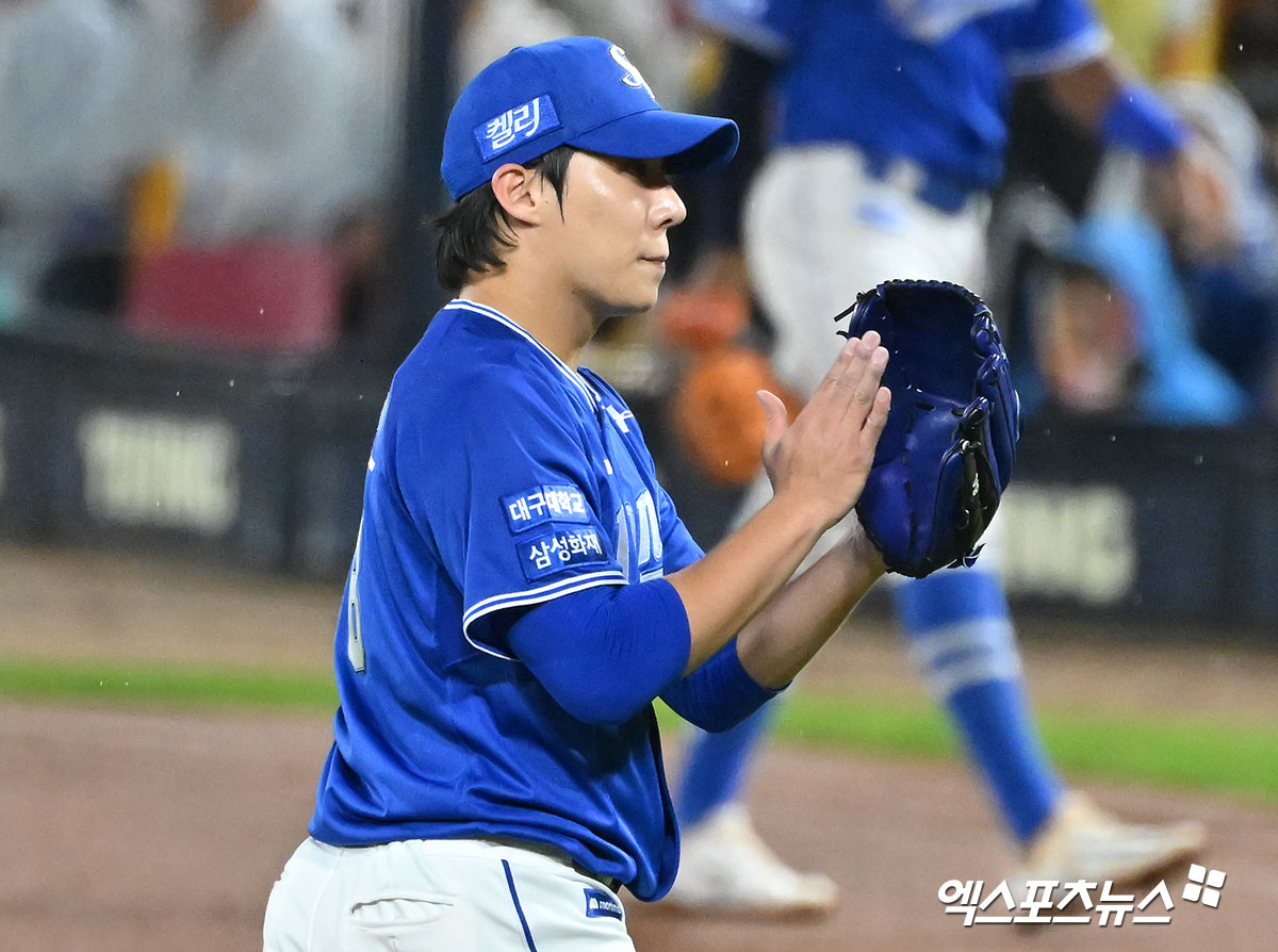 21일 오후 광주기아챔피언스필드에서 열린 '2024 신한 SOL Bank KBO 한국시리즈' 삼성 라이온즈와 KIA 타이거즈의 1차전 경기, 2회말 수비를 마친 삼성 선발투수 원태인이 박수를 치고 있다. 이날 원태인은 5이닝 동안 66구를 던지면서 2피안타 3탈삼진 2사사구 무실점으로 호투를 펼쳤으나 6회초 서스펜디드 경기가 선언되면서 아쉬움을 삼켰다. 삼성은 남은 이닝 동안 불펜으로 KIA의 추격을 저지할 계획이다. 광주, 김한준 기자