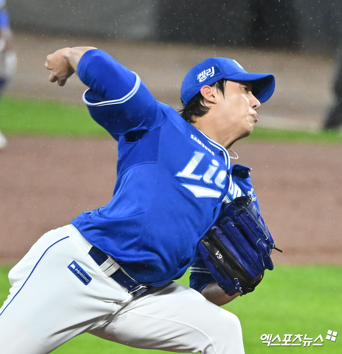 21일 오후 광주기아챔피언스필드에서 열린 '2024 신한 SOL Bank KBO 한국시리즈' 삼성 라이온즈와 KIA 타이거즈의 1차전 경기, 1회말 삼성 선발투수 원태인이 공을 힘차게 던지고 있다. 이날 원태인은 5이닝 동안 66구를 던지면서 2피안타 3탈삼진 2사사구 무실점으로 호투를 펼쳤으나 6회초 서스펜디드 경기가 선언되면서 아쉬움을 삼켰다. 삼성은 남은 이닝 동안 불펜으로 KIA의 추격을 저지할 계획이다. 광주, 김한준 기자