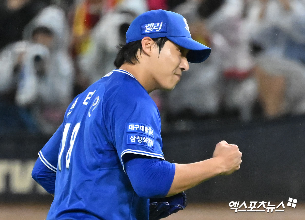 21일 오후 광주기아챔피언스필드에서 열린 '2024 신한 SOL Bank KBO 한국시리즈' 삼성 라이온즈와 KIA 타이거즈의 1차전 경기, 3회말 수비를 마친 삼성 선발투수 원태인이 주먹을 불끈 쥐고 있다. 이날 원태인은 5이닝 동안 66구를 던지면서 2피안타 3탈삼진 2사사구 무실점으로 호투를 펼쳤으나 6회초 서스펜디드 경기가 선언되면서 아쉬움을 삼켰다. 삼성은 남은 이닝 동안 불펜으로 KIA의 추격을 저지할 계획이다. 광주, 김한준 기자