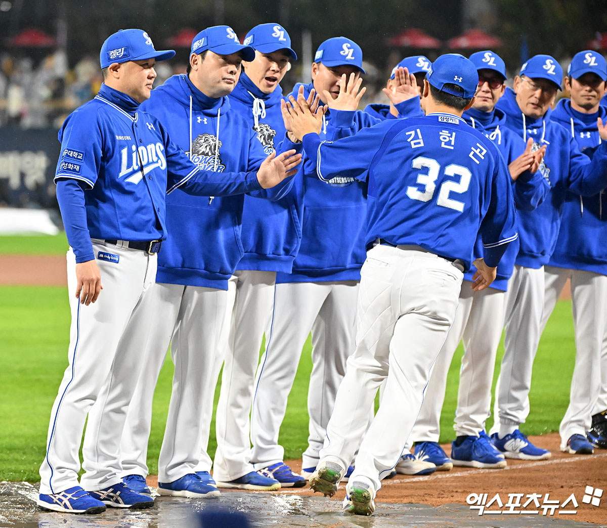 21일 오후 광주기아챔피언스필드에서 열린 '2024 신한 SOL Bank KBO 한국시리즈' 삼성 라이온즈와 KIA 타이거즈의 1차전 경기, 경기 전 삼성 김헌곤이 입장하며 박진만 감독과 하이파이브를 하고 있다. 이날 삼성 선발 원태인은 5이닝 동안 66구를 던지면서 2피안타 3탈삼진 2사사구 무실점으로 호투를 펼쳤으나 6회초 서스펜디드 경기가 선언되면서 아쉬움을 삼켰다. 삼성은 남은 이닝 동안 불펜으로 KIA의 추격을 저지할 계획이다. 광주, 김한준 기자