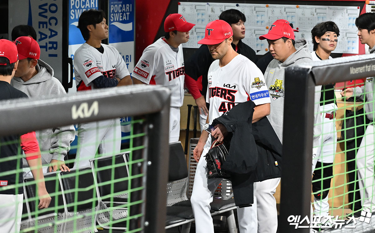 21일 오후 광주기아챔피언스필드에서 열린 '2024 신한 SOL Bank KBO 한국시리즈' 삼성 라이온즈와 KIA 타이거즈의 1차전 경기, KIA 선발투수 네일이 비로 인해 더그아웃에서 대기를 하고 있다. 광주, 김한준 기자