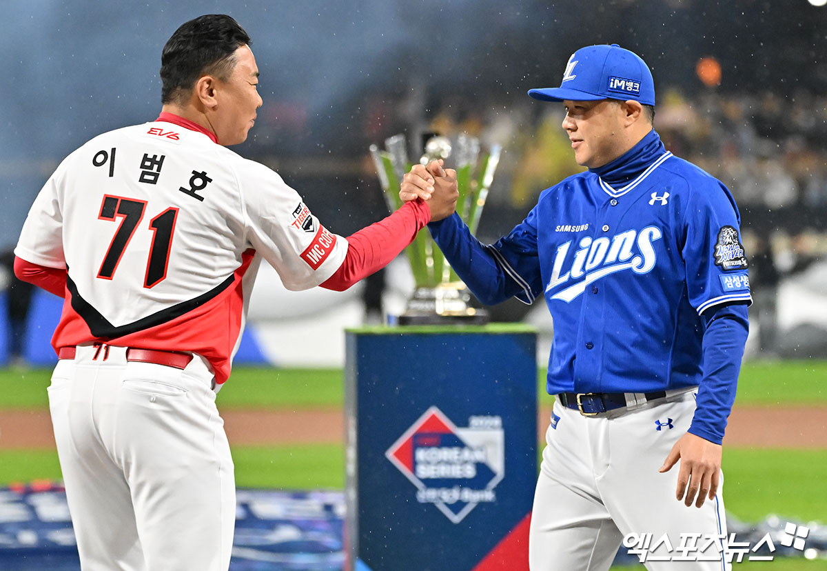 21일 오후 광주기아챔피언스필드에서 열린 '2024 신한 SOL Bank KBO 한국시리즈' 삼성 라이온즈와 KIA 타이거즈의 1차전 경기, 경기 전 KIA 이범호 감독과 삼성 박진만 감독이 악수를 하고 있다. 광주, 김한준 기자