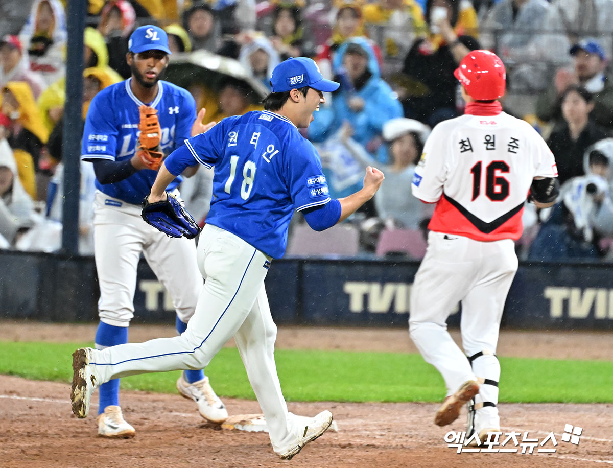 21일 오후 광주기아챔피언스필드에서 열린 '2024 신한 SOL Bank KBO 한국시리즈' 삼성 라이온즈와 KIA 타이거즈의 1차전 경기, 4회말 2사 1,2루 삼성 선발투수 원태인이 KIA 최원준을 아웃시킨 후 기뻐하고 있다. 광주, 김한준 기자