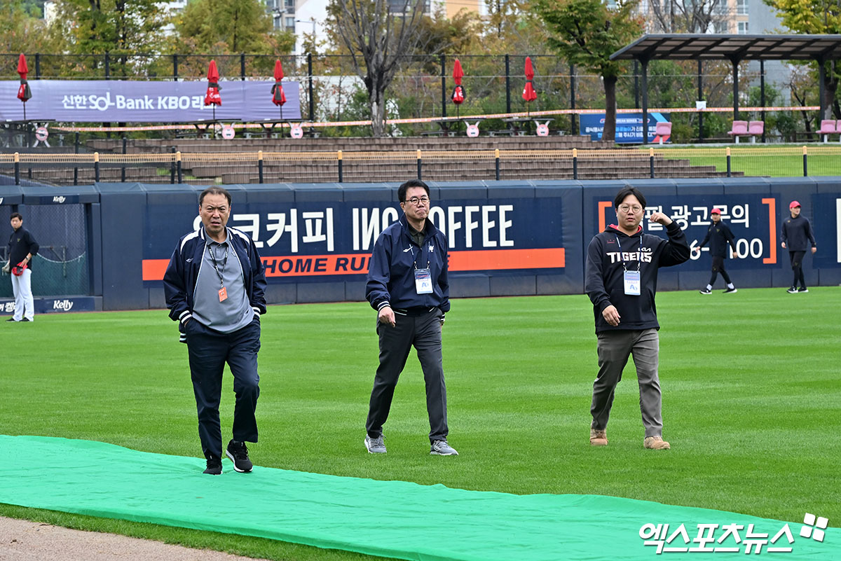 22일 오후 광주기아챔피언스필드에서 열릴 예정인 '2024 신한 SOL Bank KBO 한국시리즈' 삼성 라이온즈와 KIA 타이거즈의 1차전 서스펜디드  경기, 임채섭 경기감독관과 김시진 경기운영위원장이 그라운드 상태를 확인하고 있다. 광주, 김한준 기자