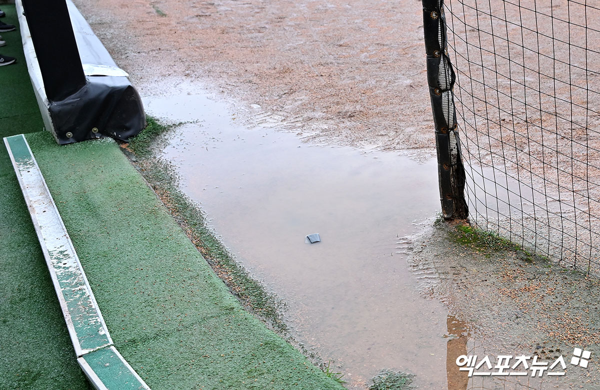 22일 오후 광주기아챔피언스필드에서 열릴 예정인 '2024 신한 SOL Bank KBO 한국시리즈' 삼성 라이온즈와 KIA 타이거즈의 1차전 서스펜디드  경기, 그라운드에 물이 고여있다. 광주, 김한준 기자