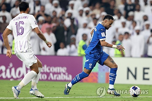 네이마르가 22일(한국시간) 아랍에미리트 알아인에 있는 하자 빈 자예드 스타디움에서 열린 알아인(UAE)과 알 힐랄의 2024-2025시즌 아시아축구연맹(AFC) 챔피언스리그 엘리트(ACEL) 리그 스테이지 3차전에 교체 출전하면서 약 1년 만의 복귀전을 치렀다. 연합뉴스