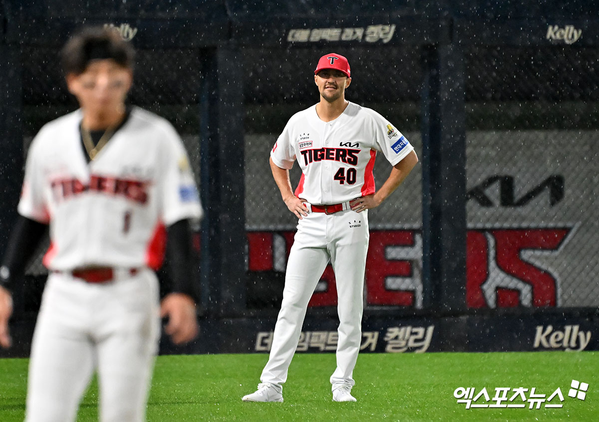 21일 오후 광주기아챔피언스필드에서 열린 '2024 신한 SOL Bank KBO 한국시리즈' 삼성 라이온즈와 KIA 타이거즈의 1차전 경기, KIA 선발투수 네일이 웜업 도중 그라운드를 바라보고 있다. 광주, 김한준 기자