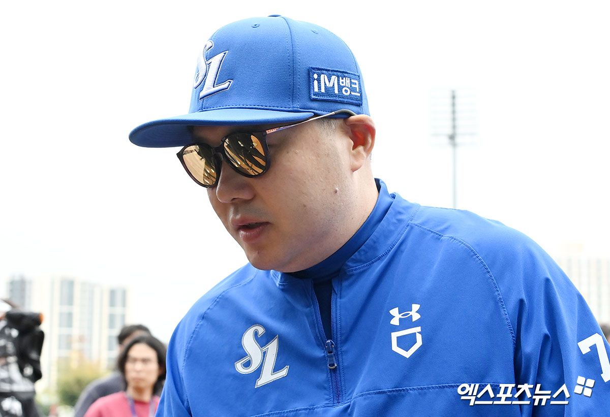 22일 오후 광주기아챔피언스필드에서 열릴 예정인 '2024 신한 SOL Bank KBO 한국시리즈' 삼성 라이온즈와 KIA 타이거즈의 1차전 서스펜디드  경기와 한국시리즈 2차전 경기는 모두 23일로 순연됐다. 삼성 박진만 감독이 인터뷰를 마치고 그라운드를 빠져나가고 있다. 광주, 김한준 기자