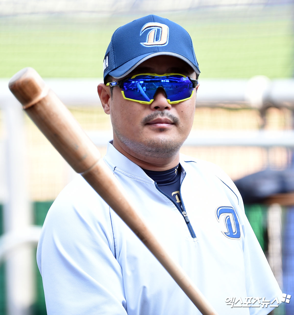 경상남도 창원NC파크에서 열리는 ‘2020 신한은행 SOL KBO 리그’ 롯데 자이언츠와 NC 다이노스의 경기, NC 이호준 코치가 선수들의 훈련을 지켜보고 있다. 엑스포츠뉴스DB