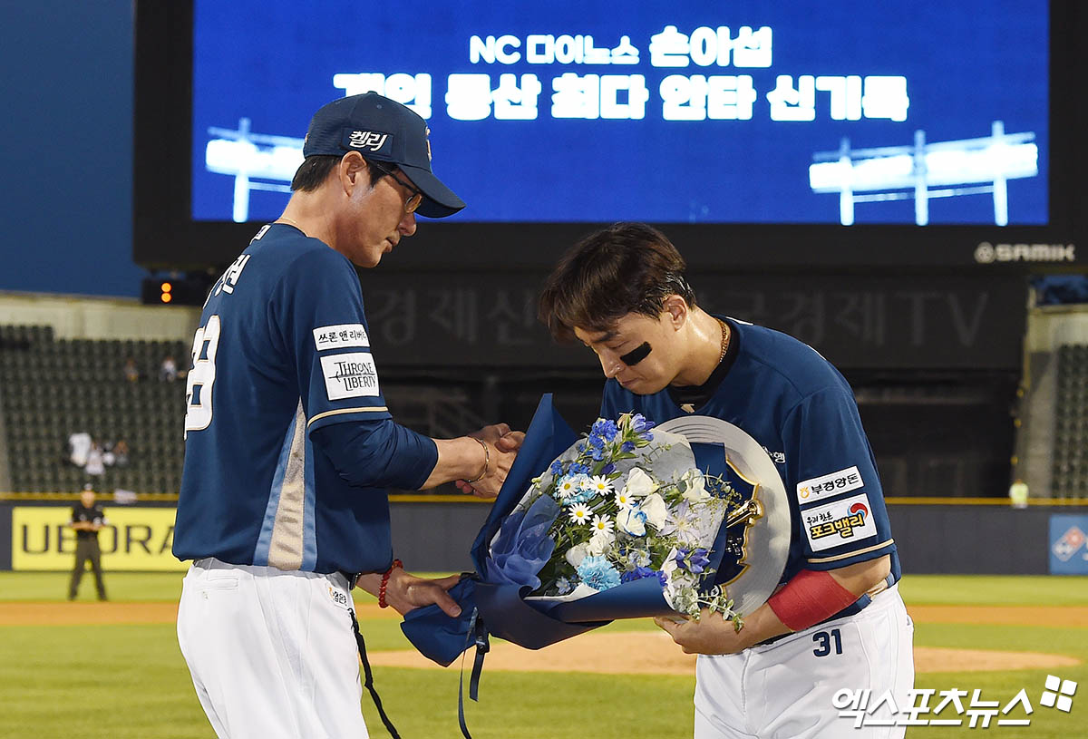 서울 송파구 잠실야구장에서 열린 '2024 신한 SOL Bank KBO리그' NC 다이노스와 두산 베어스의 경기, 6회초 종료 후 NC 손아섭의 KBO 최다안타 신기록 수립 기념 행사가 진행됐다. NC 강인권 감독이 손아섭에게 꽃다발을 전달하며 악수를 나누고 있다. 엑스포츠뉴스DB